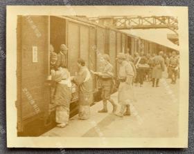 1939年12月 “孤岛时期”上海地区火车站内的日本妇人会为日军送行 原版老照片一枚
