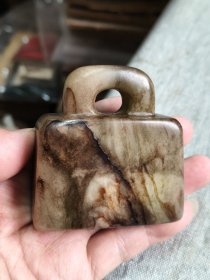老提油玉锁镇纸摆件，厚重