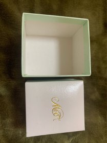 【海外回流  vintage中古】回流中古首饰盒  小年份  很实用  细节可见  内里带金色字母   仔细看好图片，尺寸如图，有瑕疵，介意勿拍，谨慎下单！出售不退！偏远地区邮费联系客服另算！