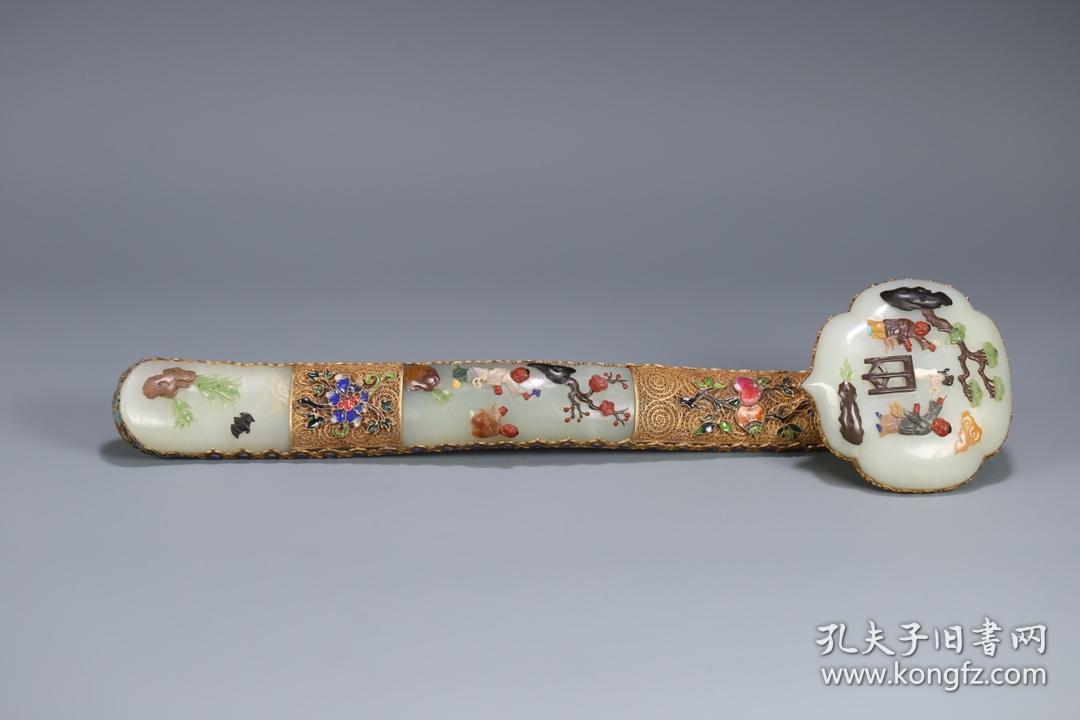 回流 老和田玉如意摆件、金镶玉、和田玉整雕如意、鎏金花丝镶嵌、如意头多宝镶嵌童子送福、立体感强，形制精美，状态良好、全品、尺寸：38.5*10*6.5厘米、重1046克！