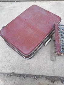 《1988年济南皮件厂明湖牌手提皮箱》品相结实还可以。能用
