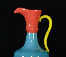 五代柴窑显德元年款刻字描金三色花浇，高37×14.5厘米