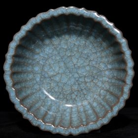 官瓷冰裂纹花口洗，高5.5cm直径19.5cm，