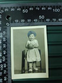 67年捧皮球的小女孩照片一张，有背题，A1