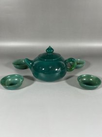 绿玛瑙壶一套，工艺精湛，做工精致，品相完好无磕碰。成色如图！