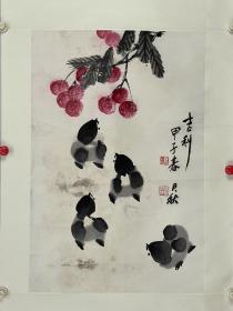 张君秋（1920－1997）别名：家鸿，民族：汉。自幼从师李凌枫学戏，后又拜尚小云、梅兰芳为师。他学习前人不拘形似，追求神似。 吸收诸派之长，融汇贯通，终于形成自己独特的风格，成为京剧张派的创始人。张君秋的学生遍及全国各地，有近百名之多，其中有薛亚萍、李炳淑、杨春霞、杨淑蕊、王婉华、雷英、张静琳、王蓉蓉、赵秀君等。