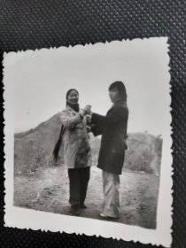 1980年代《老照片》山坡上穿喇叭裤的闺蜜俩跳舞