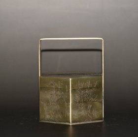白铜手提食盒摆件 尺寸：长7厘米 宽7厘米 高9厘米 重232克左右 亏本捡漏处理