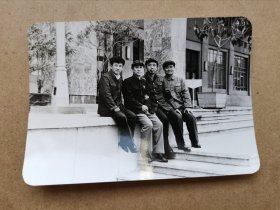 著名美学家、文艺理论家、辽宁大学中文系主任王向峰教授八十年代初与同事合影