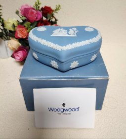 WEDGWOOD 水玉浮雕心形首饰盒。 韦奇伍德wedgwood蓝白色水玉浮雕希腊神话心形首饰盒， 收纳盒。长13.5厘米，宽9.5厘米，高5.5厘米。Wedgwood早期作品，盒身为希腊故事的白色浮雕，保存完好，九成新。原盒，陶历。