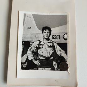 1981年 国民党空军少校黄植诚驾机起义回归祖国大陆官方原版老照片一册三张全，带纸托。 尺幅15*11cm