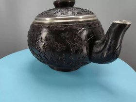 清代椰子壳雕花包银茶壶