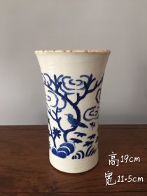 旧藏：青花花鸟笔筒 规格：高19宽11.5cm 简介：纯手工制作，制作精细，包浆自然厚重，器型独特，品相完整