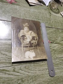 民国坐椅子的小朋友照片一张