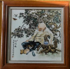 【终身保真陶瓷，得自画家本人】吴景存，陶瓷瓷板画，   外框51cm  ，内心 42cm，有证书！
         吴景存、艺名 锦存。江西鄱阳人。当代实力派画家，江西省高级技师（国家一级）、CCTV—2套《一槌定音》特约嘉宾。中国高级工艺美术师、山东齐鲁艺术研究院特聘画家。景德镇高级工艺美术师、景德镇国汇陶瓷艺术名家协会艺术部主任。景德镇陶瓷美术家协会会员