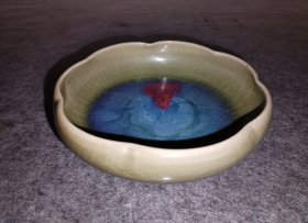 保真拍卖元钧洗，釉色纯正，器型美观，浅草绿器中现湖蓝色底点缀一抹红，极为美丽而富有诗意，文房之佳品，元钧之典范。纵有家财万贯，不如钧瓷一件。