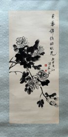 叶渭莘水墨国画花卉《芙蓉锦帐丽秋光》。叶渭莘（1905-1984），名恂，字渭莘，以字行，浙江杭县人。父为著名书画家叶振家，幼承家学。工山水、人物、花卉。为海上名家之一。1929年和郑午昌等人创办蜜蜂画社，并出版《蜜蜂》《名人画海》等刊物。 30年代加入中国画会。 30年代中后期，多次举办个展支援抗日。在中国画家中此举不多见。 40年代，中国历史上第一届全国美术展经重重选拔开幕，其有2件作品入展。