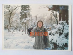 九十年代穿貂皮大衣的美女在雪中留影照片(4)
