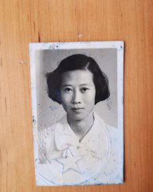 五十年代上海俄文专科学校毕业生老照片，从毕业证上取下的照片，上面有学校钢印，保真假一赔十
