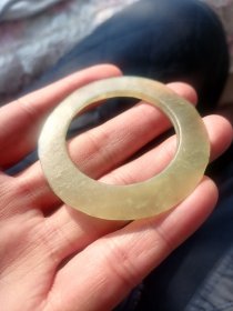 北方文化期早期玉环！玉质老熟包浆浑厚风化自然熟旧，加工工痕明显带碱皮壳！适合佩戴收藏把玩！尺寸规格6.06cmx0.25cm内径3.9cm！