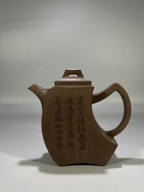 旧藏刻绘刀币壶 落款「陈辰」明代 容量约500cc 尺寸16.8×6.2×15cm 克重约530gkhua刻绘刀币壶 落款「陈辰」明代 容量约500cc 尺寸16.8×6.2×15cm 克重约530