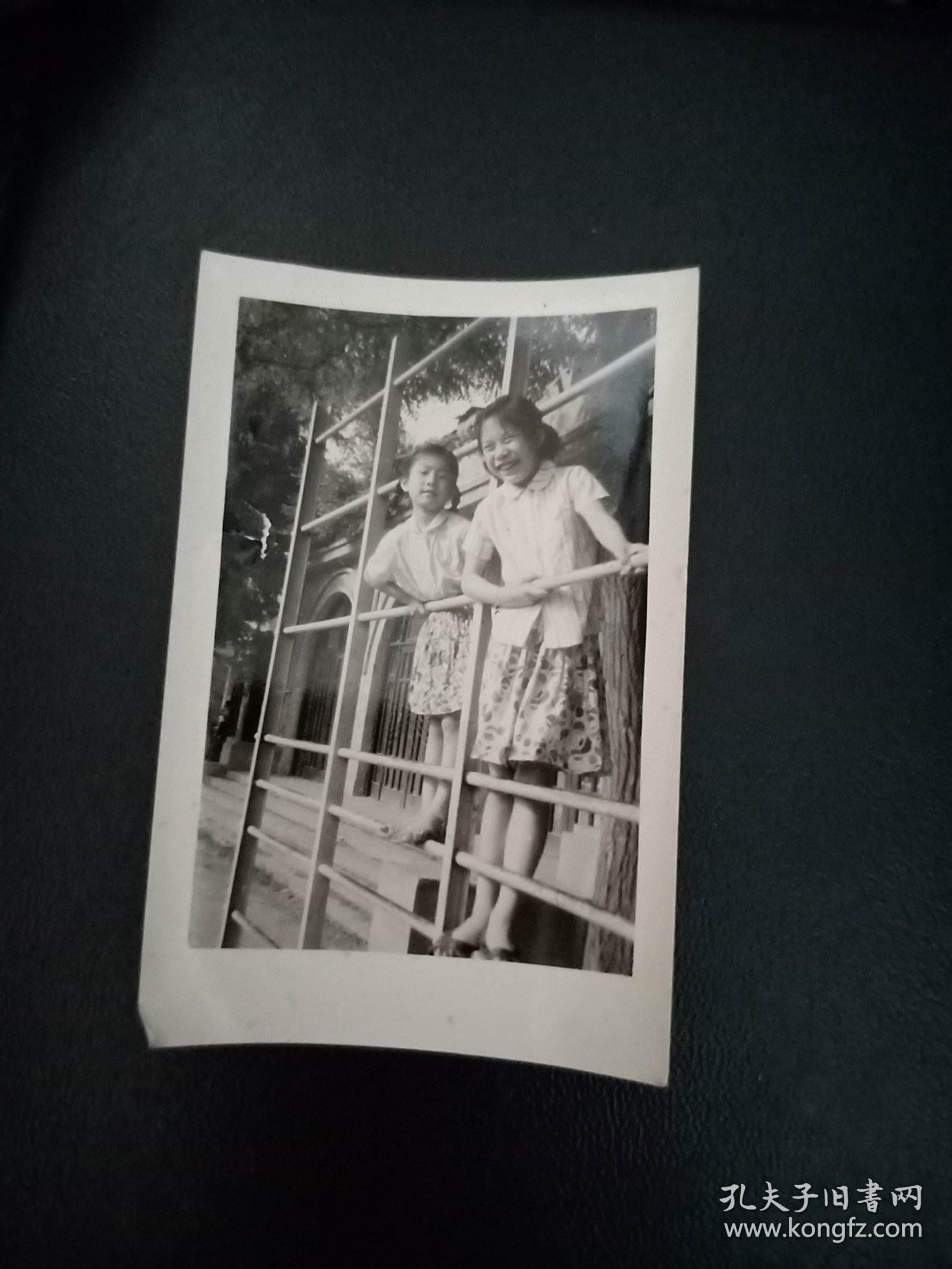 老照片【2姐妹于铁架上】1979年国庆节由北京寄来俩姐妹照的相给我留念79.10.4
