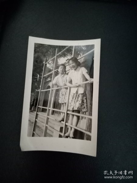 老照片【2姐妹于铁架上】1979年国庆节由北京寄来俩姐妹照的相给我留念79.10.4