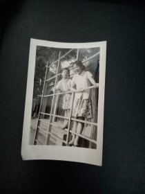 老照片【2姐妹于铁架上】1979年国庆节由北京寄来俩姐妹照的相给我留念79.10.4
