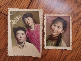 照片：60年代两张彩色照片（一张订婚照，一张大辫子姑娘）
