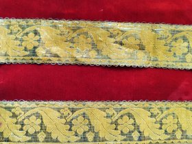 清代织锦两条（细小的金属片和黄色线，正面和反面图案不同，每条长105厘米，宽6.3厘米，净重67克）