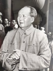 毛主席在北京天安门城楼上新闻展览照片清晰度不错(1971年之前洗的毛主席新闻展览照片，判断标准，此批照片有几张上的林彪像被剪)