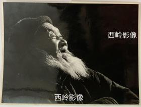 天津地区摄影名家赵立1980年代摄影作品— 《鹤发童颜》。