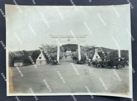 【青岛旧影】民国时期 青岛神社入口处景象 泛银老照片一张（日本占领青岛时期于1915年在青岛市贮水山上修建的神社，抗战胜利后被拆除。）