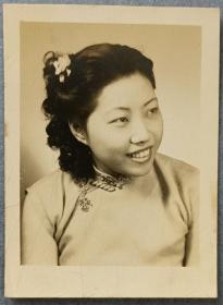 【琴珠旧藏】民国28年（1939）拍摄《女孩英半身照》原版黑白照1枚，有签名题赠：琴 英赠于