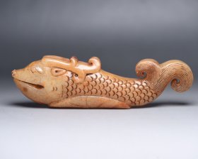 古玉收藏，和田玉龙头魚 @ 规格: 13×3.6×2.1厘米 重 148克。 玉质温润细腻，沁色自然，刀功老道，皮壳包浆一流，雕刻生动，线条流畅，品相完美！