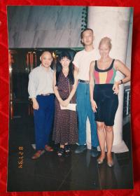 1994年、中国高等院校电影电视学会副会长黄式宪（左一）著名导演编剧管虎（左三）及美国著名演员莎莉柯克兰德（右一）合影留念老照片
