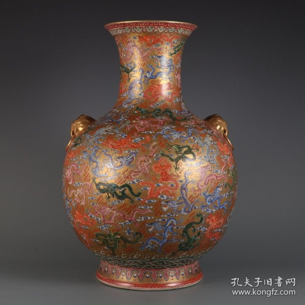 清乾隆年制金地粉彩百龙纹兽耳尊