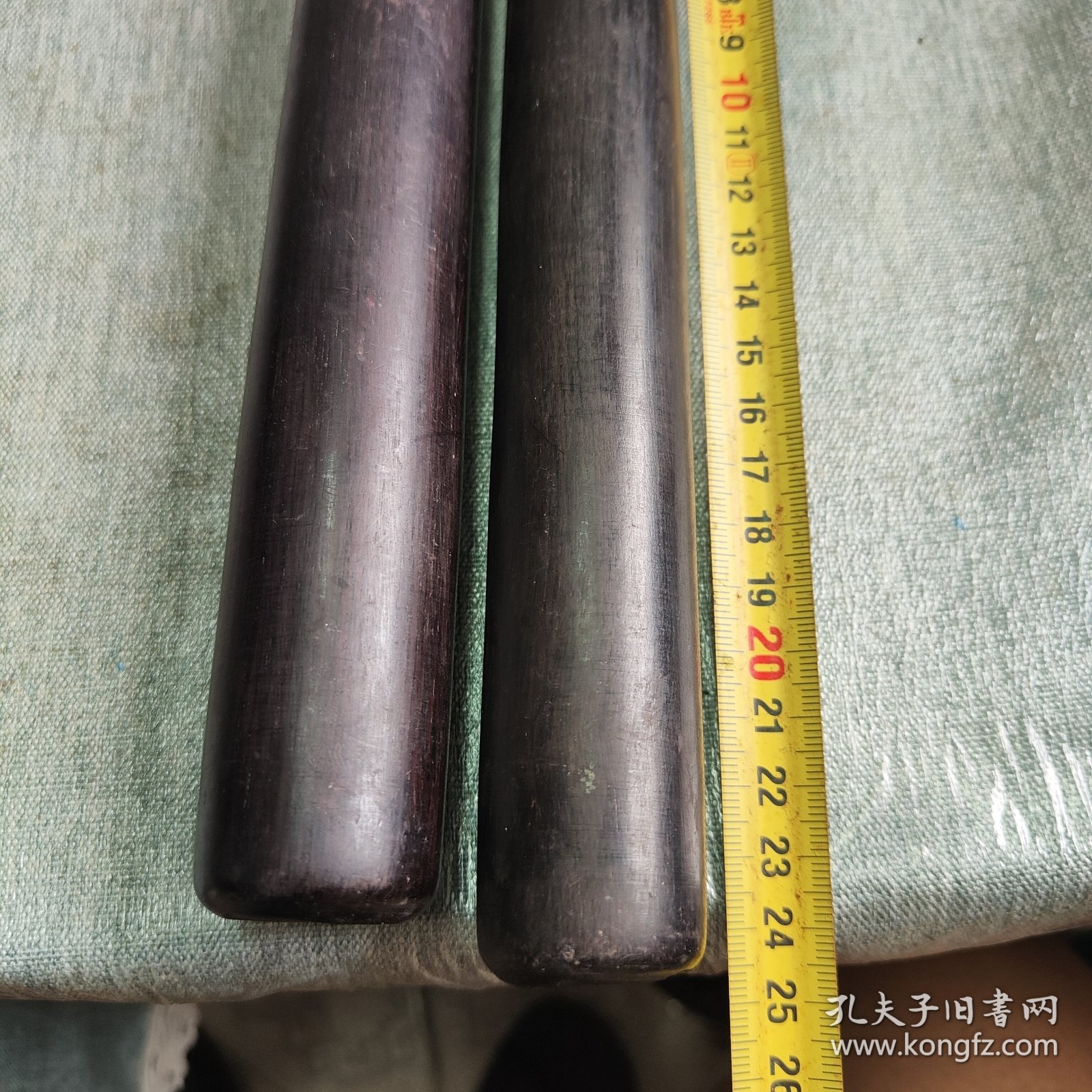两根黑木，不知道什么木