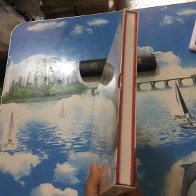 画册    珠江春韵图。珠江长卷折叠画册，马赖洪画作，刘济荣题鉴。精装版    未拆封
