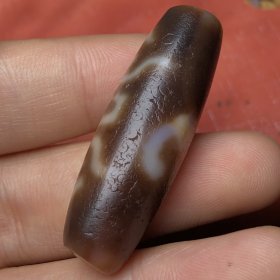 老料高油包浆【万福天珠】 尺寸：39*13毫米 重量10克 天珠外表朴实而内涵博大，厚重的历史及美丽的传说更赋予它太多神秘的信息，因而吸引了越来越多的时尚界人士关注的目光。当今世界，无论是明星大腕、商界精英还是政界名人，拥有一颗老天珠已成为他们共同的选择。天珠，终于走出了自己尘封的历史，走出了古老的雪域高原，走向了光彩万丈的世界舞台。