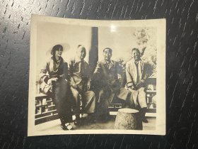 【稀少老照片】【陈毅夫妇与周恩来夫妇】【长7.5厘米，宽6厘米，8.5品】看穿着，应该是五十年代。