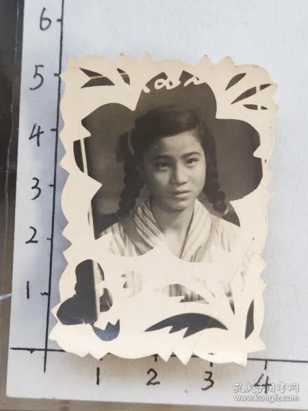 50年代粗辫子美女忻月宝艺术照片(忻月宝相*册，忻月宝，1946年出生，上海市东南中学毕业，后来可能是知青支边，成为云南省建工局机修厂铣工)