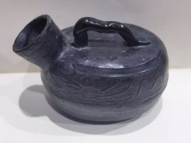 【清代磁州窑葵花纹鸟金釉虎子】清代磁州窑烧制。内外鸟金釉，外雕葵花纹。尺寸(长×宽×高)22.0厘米×13.0厘米×16.0厘米。重量1215克。品相好，完好无损，完整无缺。