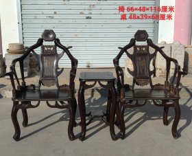 檀木鹿角一套。 椅 66/48/116厘米 桌 48/39/68厘米 底部批灰批麻 雕刻漂亮， 工艺精美，保存完整，成色如图……