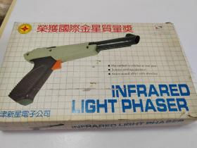 老游戏配件:16 in 1 超级黄金卡+枪型游戏手柄,原盒装,详情见图,按图发货