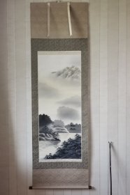 日本半印绘风景装饰画挂轴，绢本绫裱，画芯100×40厘米，木制轴头，装裱华丽，整体干净。