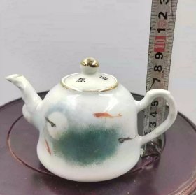 粉彩鱼藻纹瓷茶壶