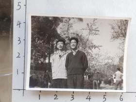 60年代两帅哥佩戴毛主席像章圆通山合影照片(忻月宝相*册，忻月宝，1946年出生，上海市东南中学毕业，后来可能是知青支边，成为云南省建工局机修厂铣工)