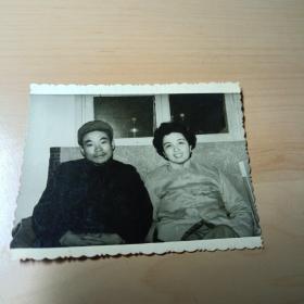 老照片–中年夫妻坐在家中合影
