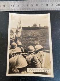 民国时期侵华日军老照片！小鬼子的海军陆战队举着膏药旗在登陆艇上准备登陆我国沿海地区实施侵略